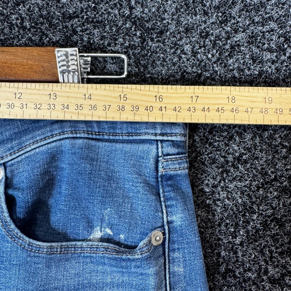 Levis Classic Straight Leg‎ Jeans Womens 31 Medium Wash Blue Denim - Picture 4 of 7